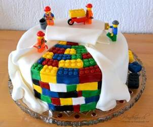 Regenbogen-lego-torte-ganz-dsc-4578