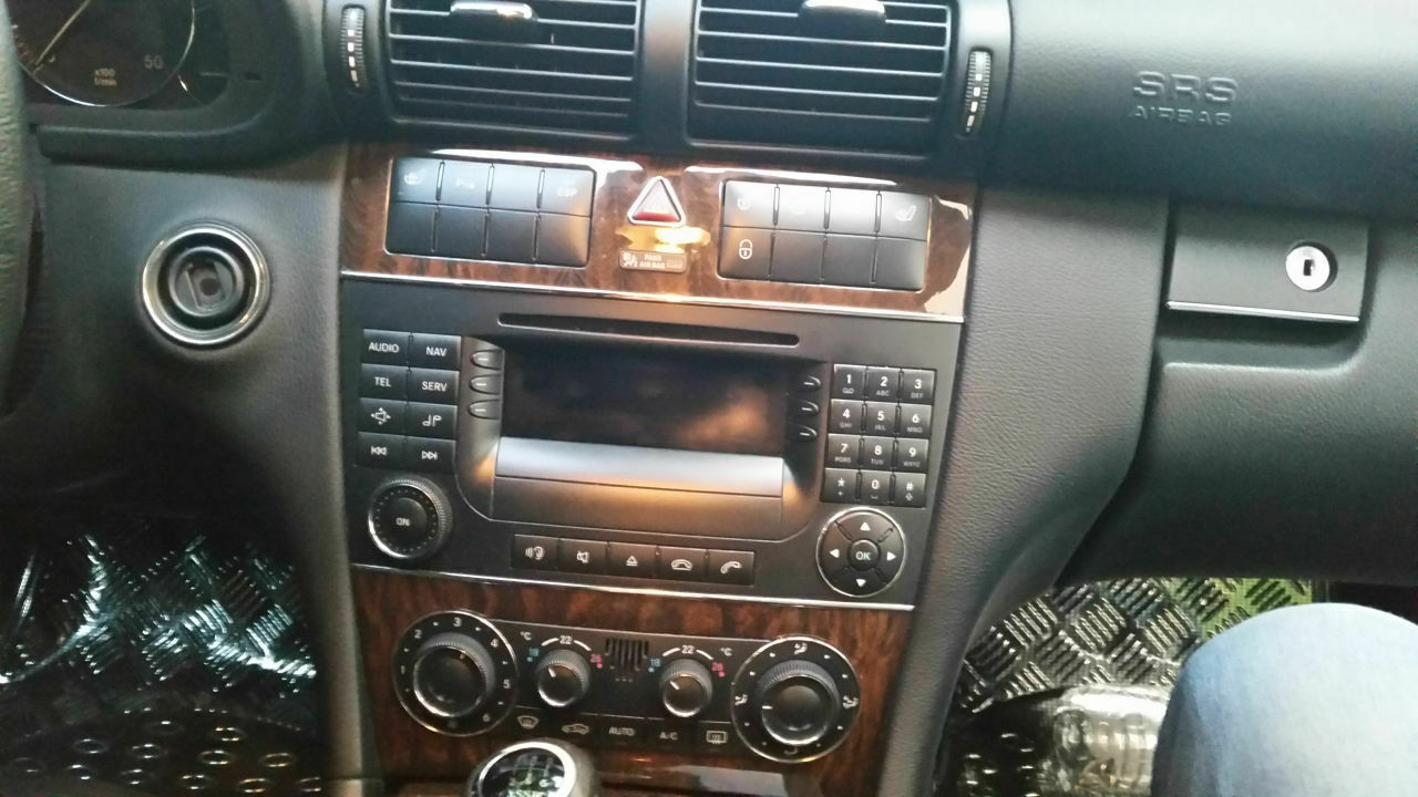 Auswahl einbau eines zeitgemäßen Radios in C-Klasse W203 Bj. 2005