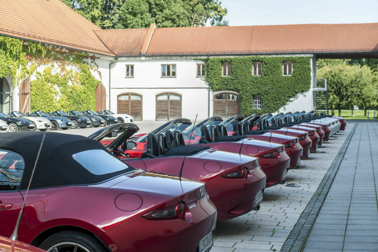 Nach dem Mittagessen warteten 30 MX-5 auf 60 Fahrer