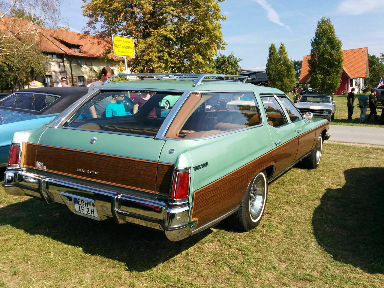 Ich liebe diesen Wagen, der Besitzer hat ihn wirklich gut restauriert/aufbearbeitet. Gefällt mir sehr!
