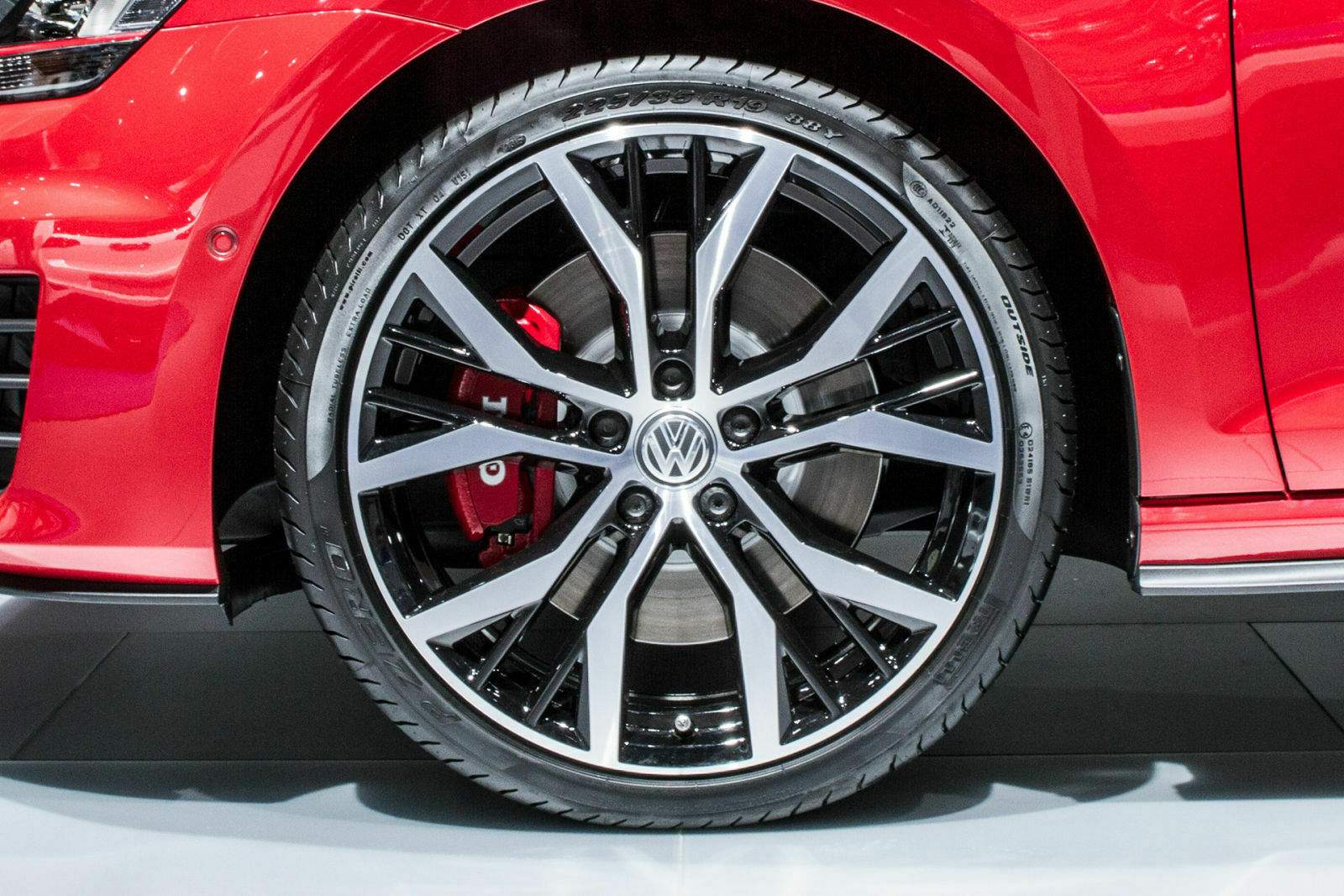 19Zöller mit 265er Reifen passen perfekt auf welches Auto? Den Golf GTI, natürlich Die