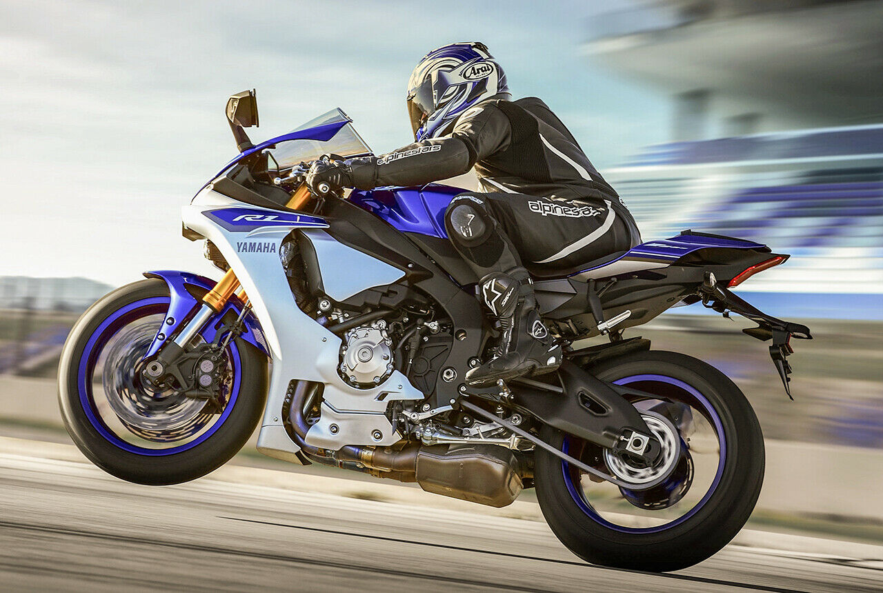Die neue YZF-R1 von Yamaha setzt auch 2015 wieder Ma&szlig;st&auml;be bei den Supersportlern