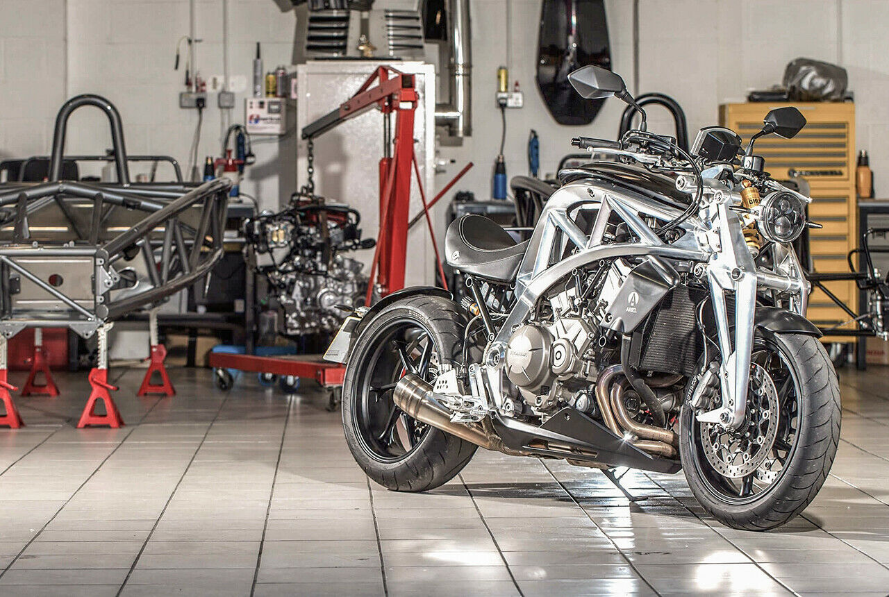 Die Ariel Ace entsteht zusammen mit dem vierr&auml;drigen Geschoss Ariel Atom in der s&uuml;denglischen Region Somerset