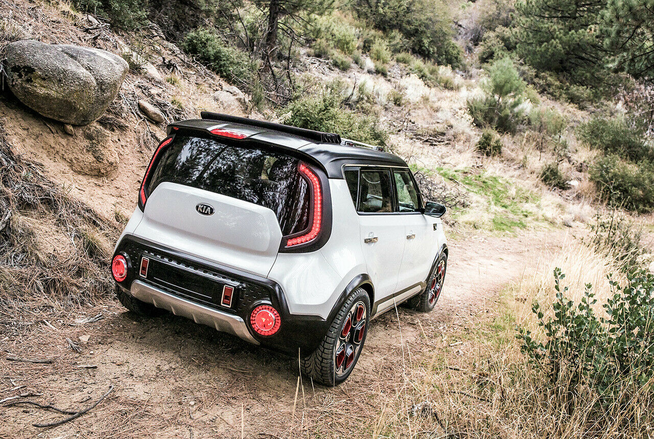 Während die Vorderachse von einem Benziner mit Turboaufladung angetrieben wird, sitzt auf der Hinterachse ein Elektromotor