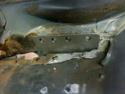 Achsaufnahme innen unter den Fondsitz re