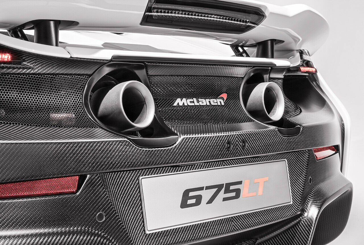 Zusätzlich "verbirgt" sich im Heck ein neuer Auspuff