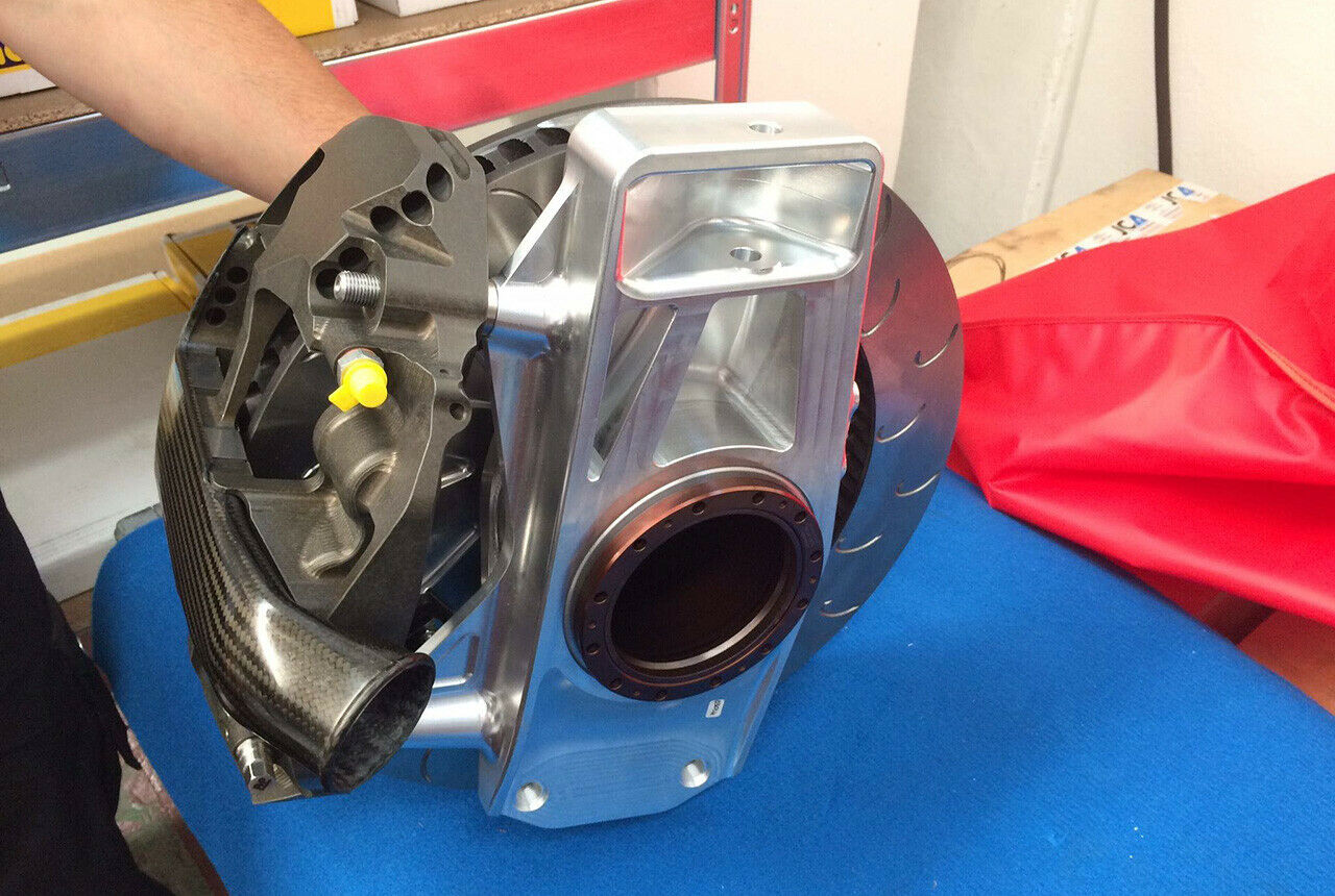 Bremsanlage mit Festsattelkolben und Luftzufuhr aus Carbon