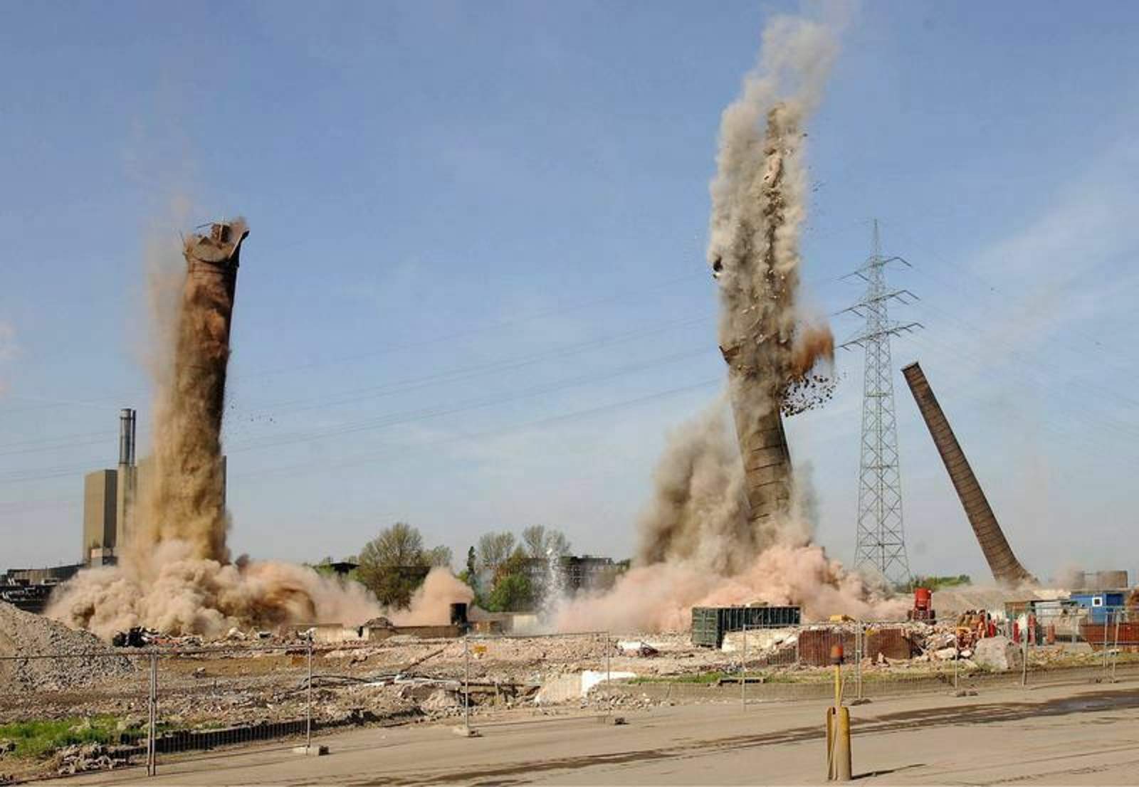 sprengung-3-kamine-8c4f3d45-99d4-4547-871a-6c033bc288f3