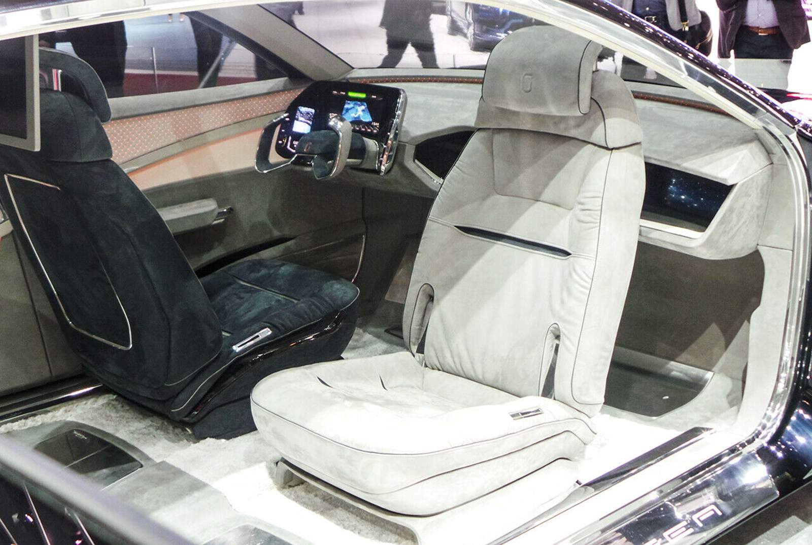 Der Beifahrersitz des Gea lässt sich drehen und zu einem Bett ...