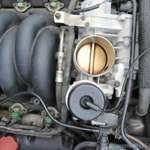 4 Schrauben um die Drosselklappe herum