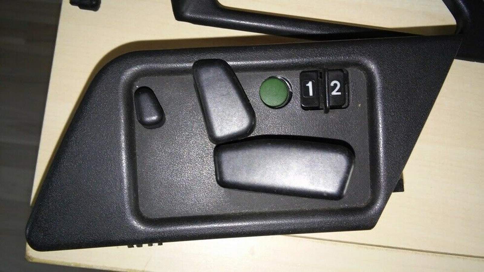 MERCEDES BENZ W123 Fahrersitz Sitz Vorne Links Mit Armlehne EUR 225,00 - DE