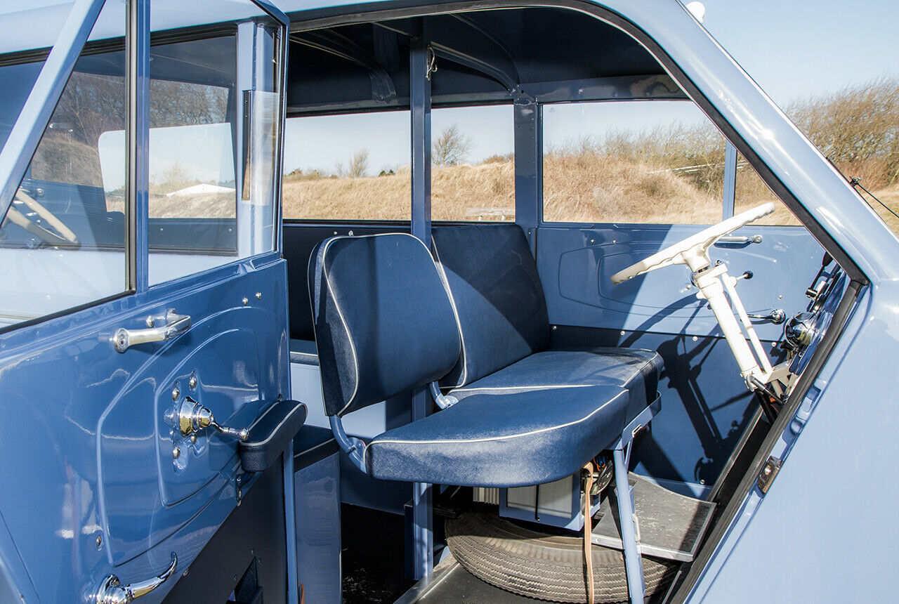 Rückläufig angeschlagene Türen und ein klappbarer Beifahrersitz