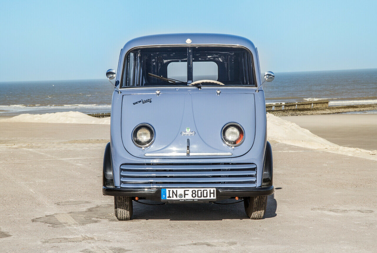 Die Blinker unter der Stoßstange sind nachgerüstet, seine Winker sind funktionslos. Das wollte der TÜV so