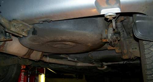 Tank mit rostigem Flansch