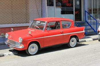 Ein-roter-ford-anglia-105e-64259
