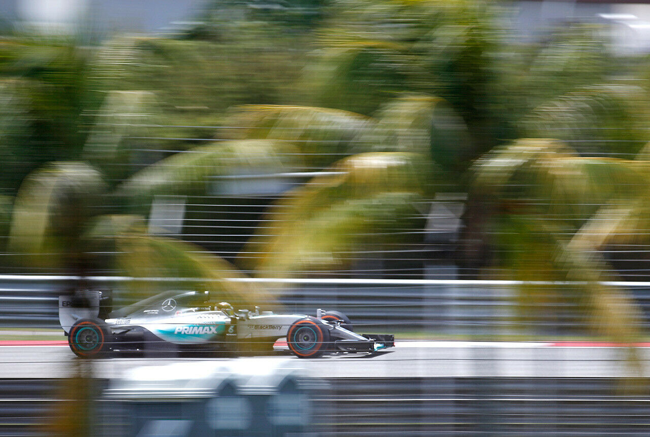 Lewis Hamilton holt sich im Regen-Qualifying von Sepang die Pole - Sebastian Vettel wird Zweiter