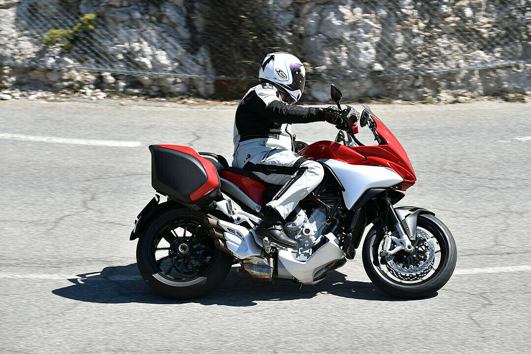 Betankt und mit Koffern wiegt die MV Agusta Turismo Veloce 800 rund 230 Kilogramm