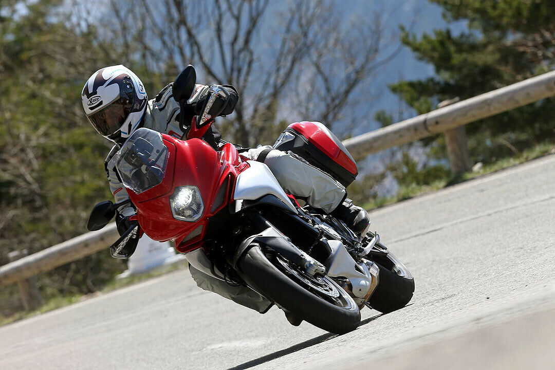 Der 798 Kubikzentimeter gro&szlig;e Dreizylindermotor des Sporttourers leistet 110 PS