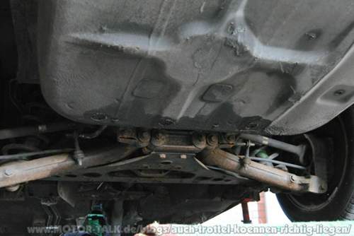 Achse hängt noch unter der Kiste