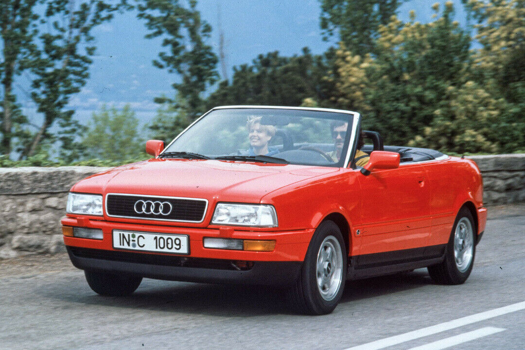 Das Audi Cabriolet auf Audi-80-Basis reicht auch heute noch zum entspannten Cruisen. Einen schicken Schnurrbart braucht der Fahrer dafür übrigens nicht