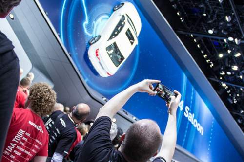 Ein Audi A4 an der Wand