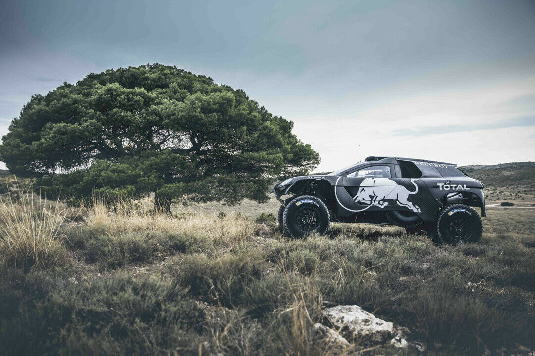 Im Vergleich zu seinem Vorgänger ist der 2008 DKR16 länger, breiter und flacher