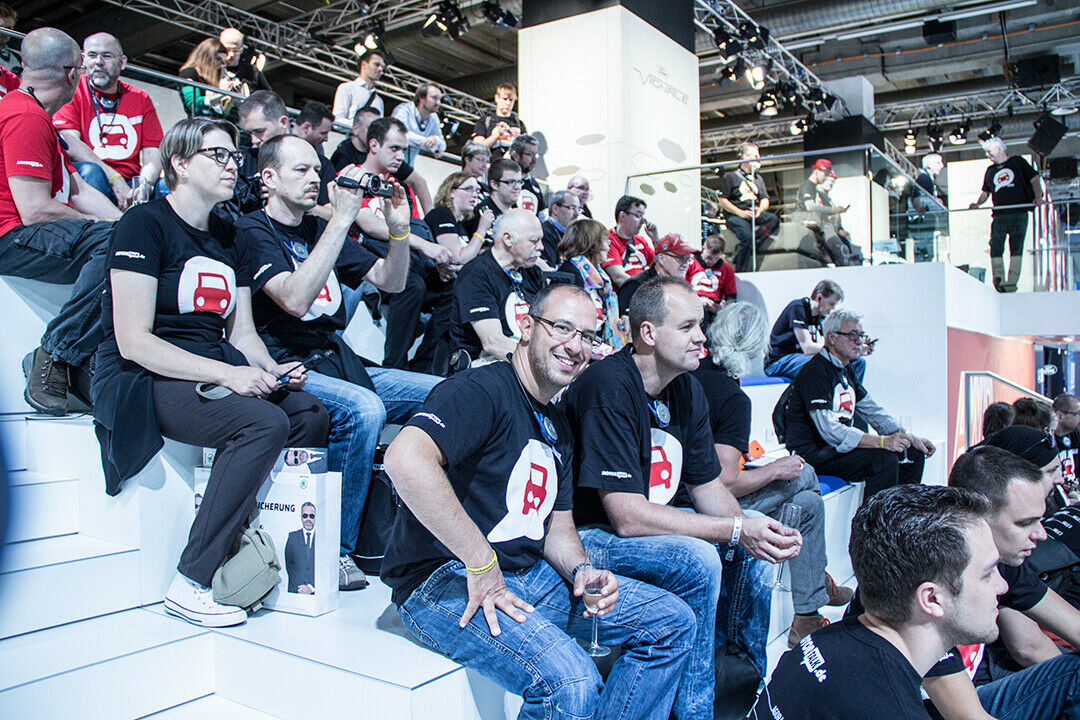 Sekt und Ladestecker f&uuml;rs Smartphone