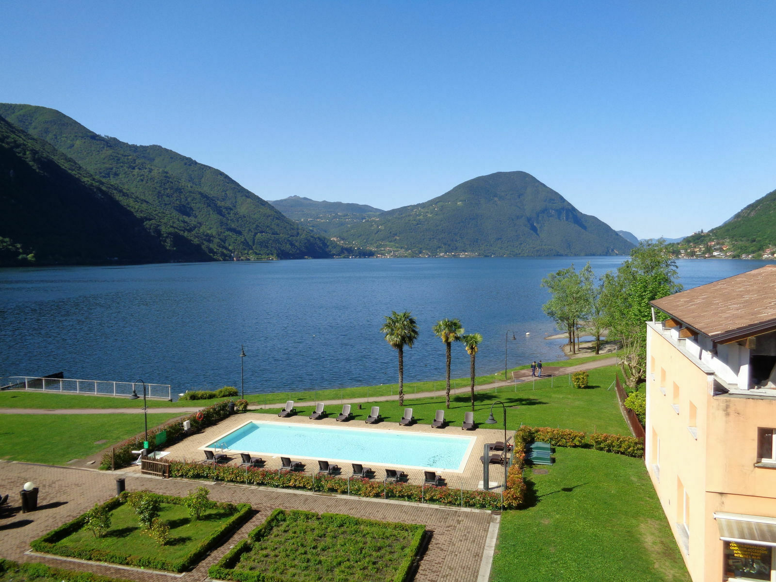 Der Schrottplatz - Spiegelsymmetrisch des Showrooms