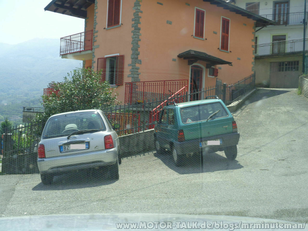 Der Schrottplatz - Spiegelsymmetrisch des Showrooms