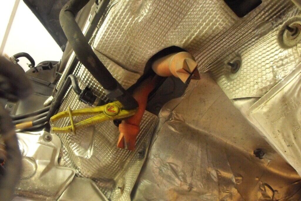 Wasserablaufventil über dem Getriebe wechseln