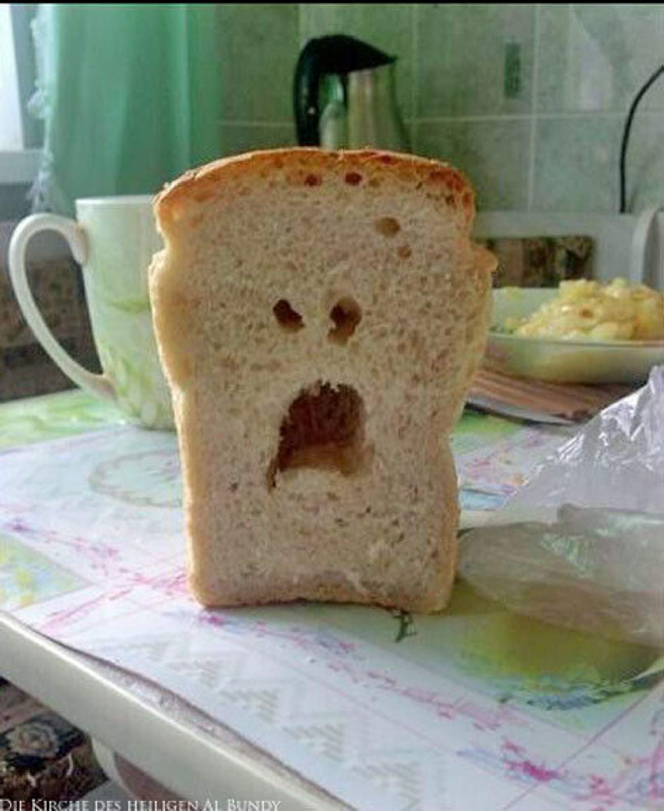 witzige-lebensmittel-spass-bilder-weinendes-brot-zuhause-lustig