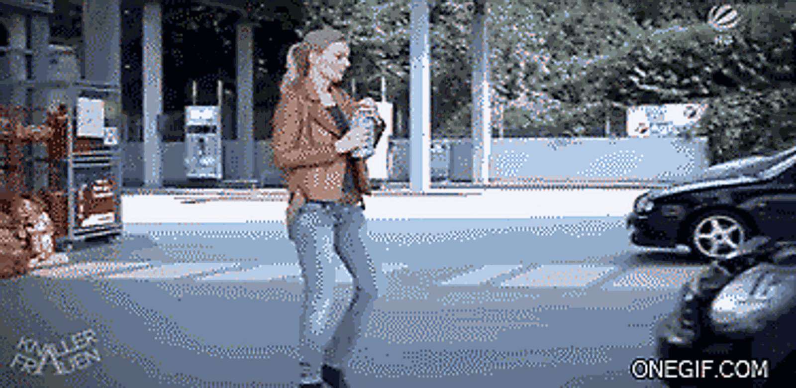 frauen-und-autos-oel-auffuellen