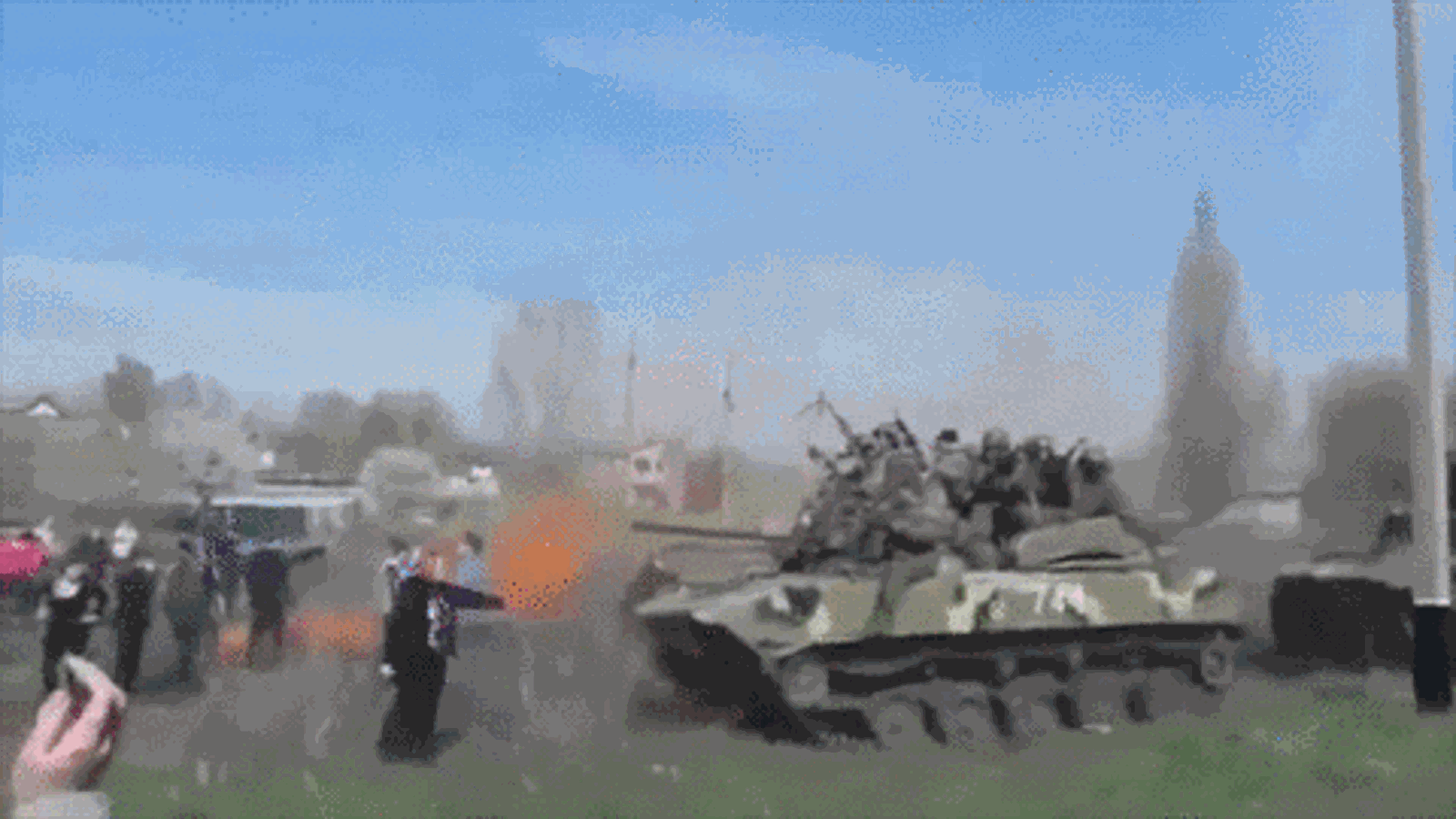 alte-dicke-oma-haelt-panzer-auf