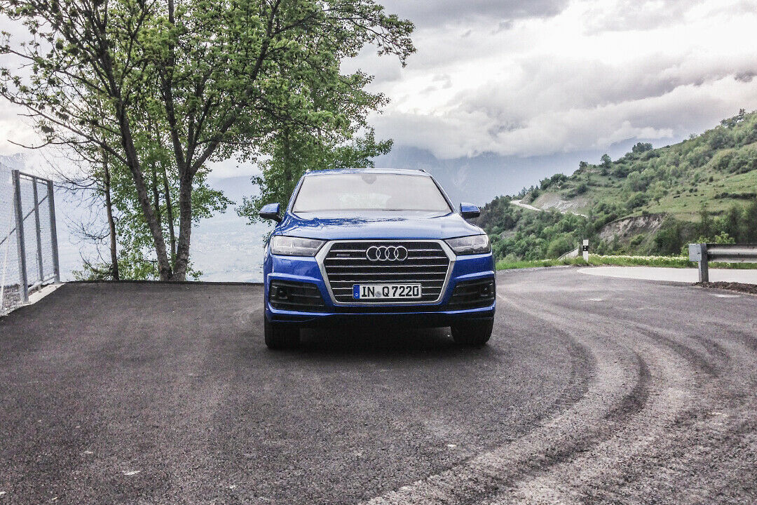 Frontansicht des Audi Q7 vor malerischer Kulisse