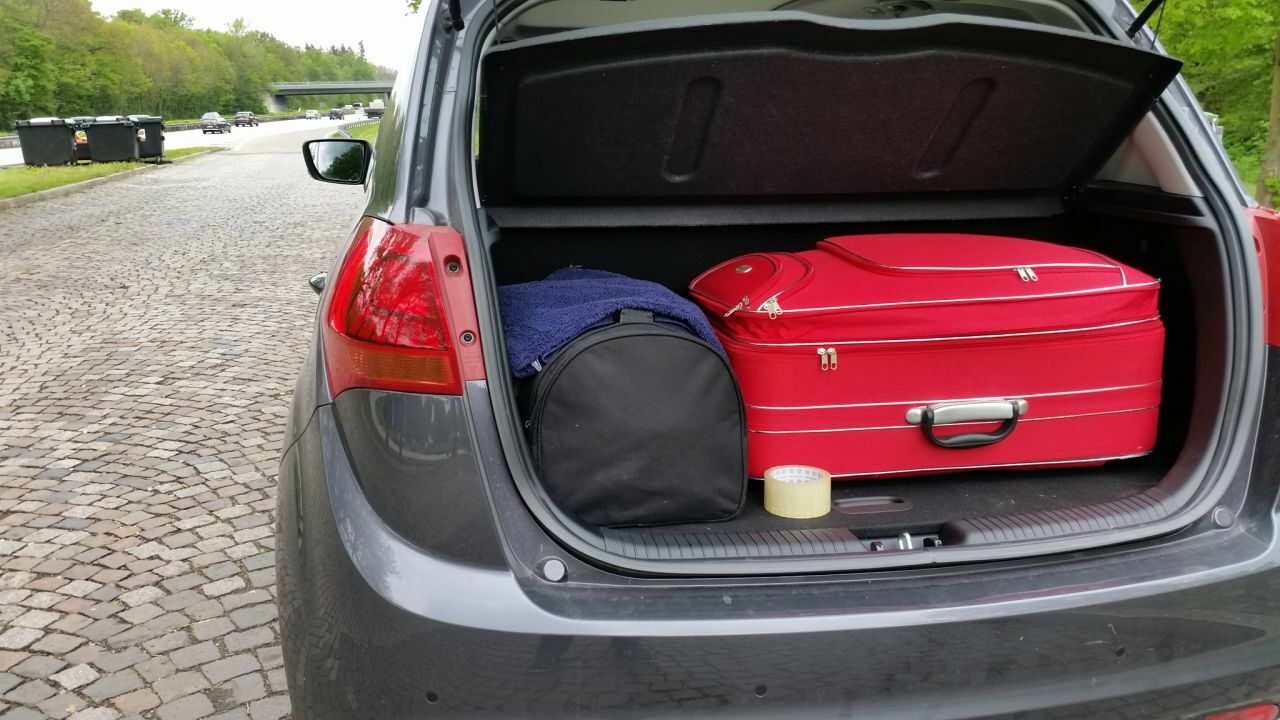 Koffer, Reisetasche, Klebeband für den kaputten Scheinwerfer: Der Kofferraum gerät schnell an seine Grenzen - für eine Familie wäre das zu wenig