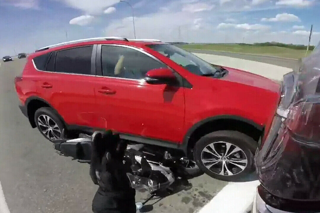 Das Ende eines Ausweichman&ouml;vers: Der Toyota kommt auf dem Motorrad zum Stillstand