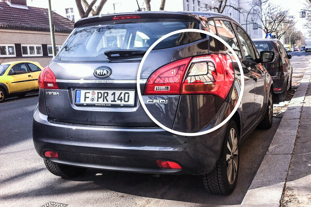 Weiß sollte es nach hinten nicht leuchten: Eine Mülltonne kollidierte zwei Tage vor der Abfahrt mit dem Heckscheinwerfer und zerbrach die Kunststoff-Abdeckung