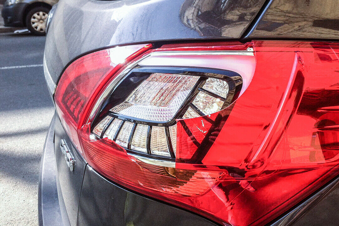 Da das Ersatzteil nicht lieferbar war, klebte der Werkstattmeister die Splitter kurzerhand wieder an