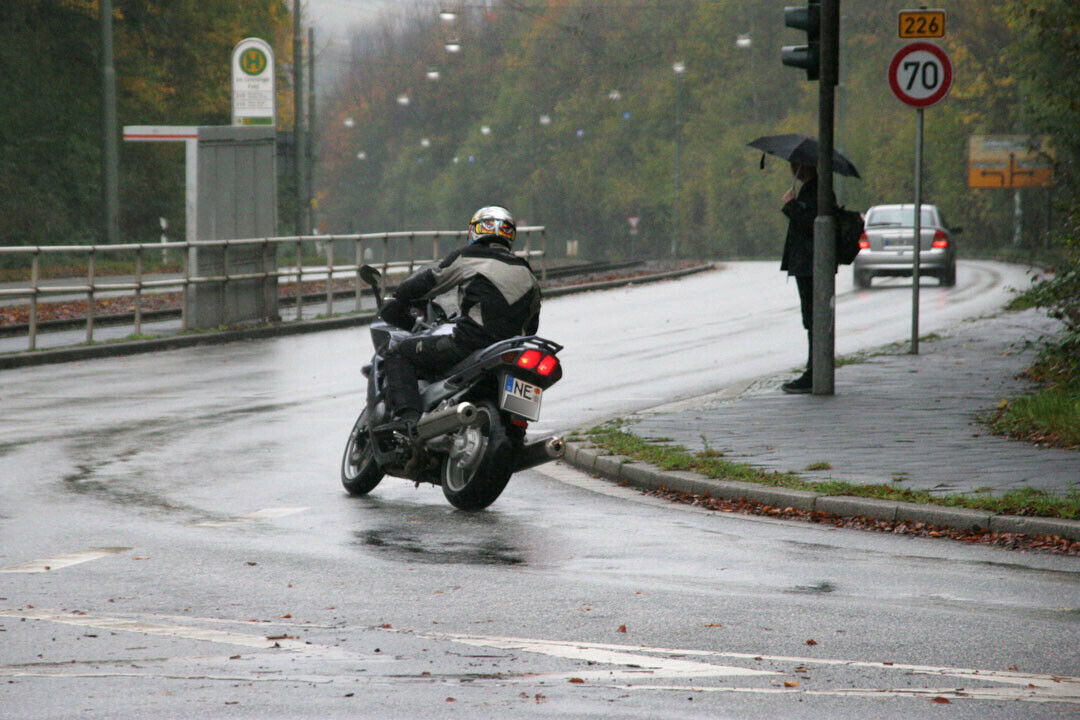 Motorradfahrer sollten ihren Fahrstil an die Wetterbedingungen anpassen