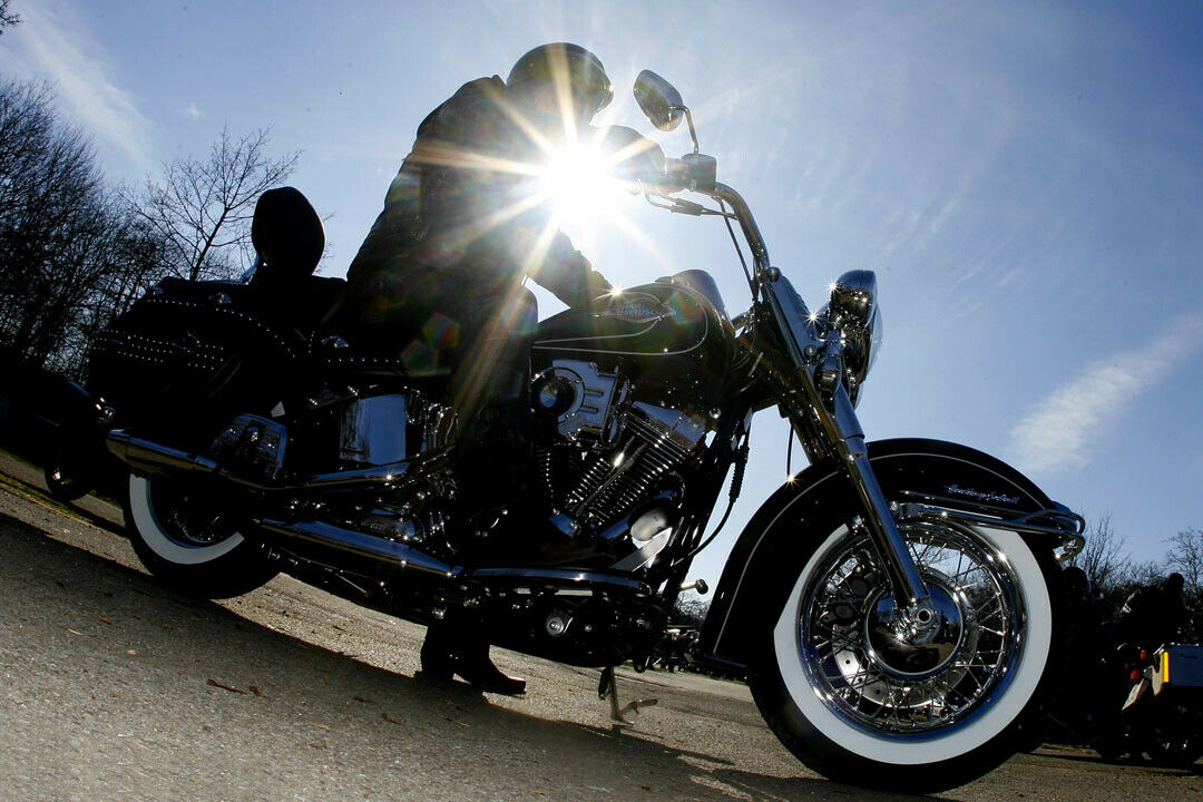 Sonnenschein und eine trockene Fahrbahn, das w&uuml;nscht sich jeder Motorradfahrer.  Doch bei Regen sinkt das Gripniveau der Zweir&auml;der drastisch