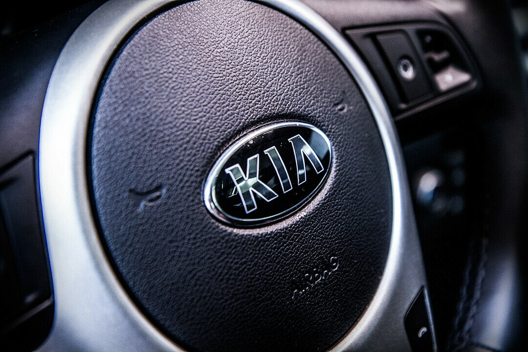 Das Kia-Logo auf dem Lenkrad des Kia Venga