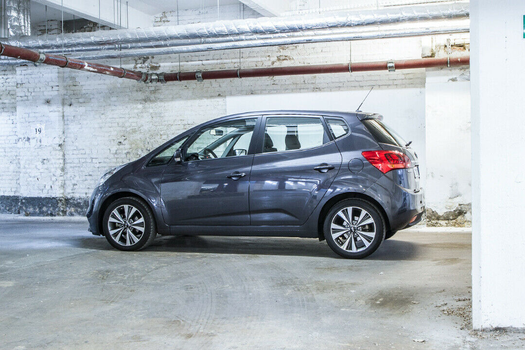 Kia Venga: DIe hohe Karosse und der kurze Radstand machen den Venga windanfällig