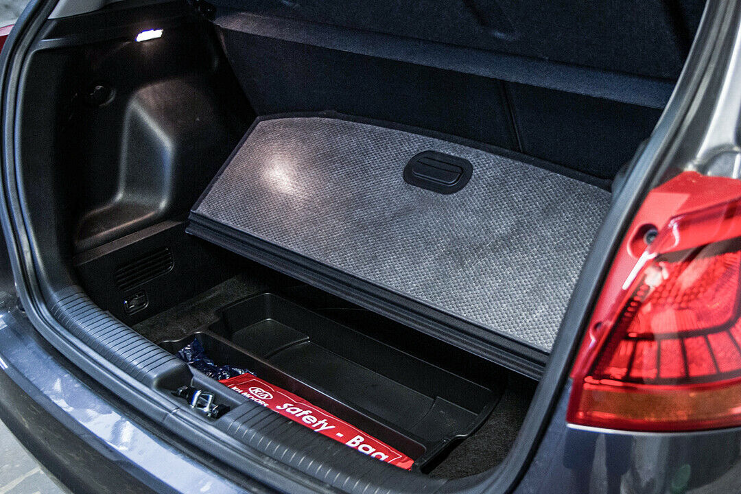 Unter dem Ladeboden verbirgt sich ein Staufach