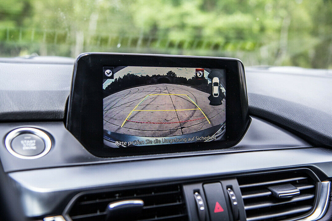 Dieser Bildschirm zeigt wahlweise das Infotainmentsystem, das Navi oder die Bilder der Rückfahrkamera