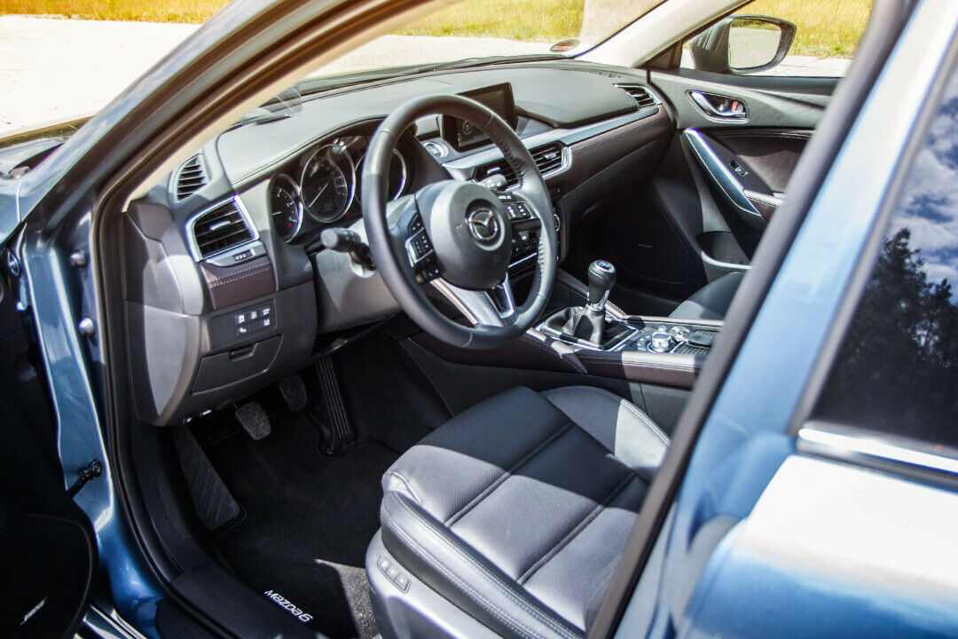 Das Cockpit unseres Mazda mit schicker Lederausstattung