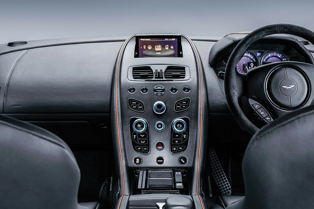 Der Innenraum wird leicht überarbeitet und erhält ein neues Infotainment System