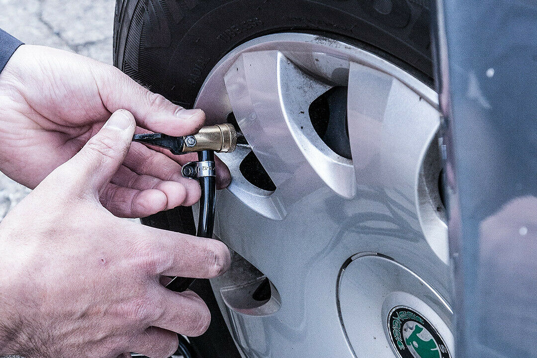 Den Reifendruck pr&uuml;ft man bei kalten Reifen