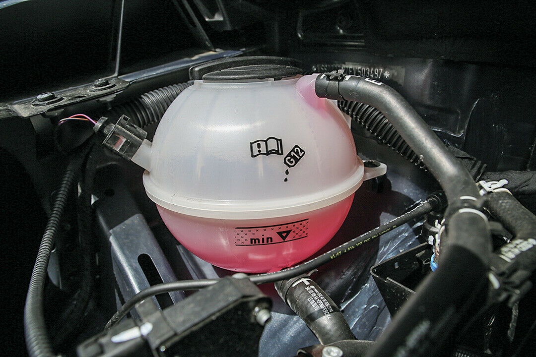 Vorsicht beim &Ouml;ffnen des K&uuml;hlmittelbeh&auml;lters - er steht bei hei&szlig;em Motor unter Druck