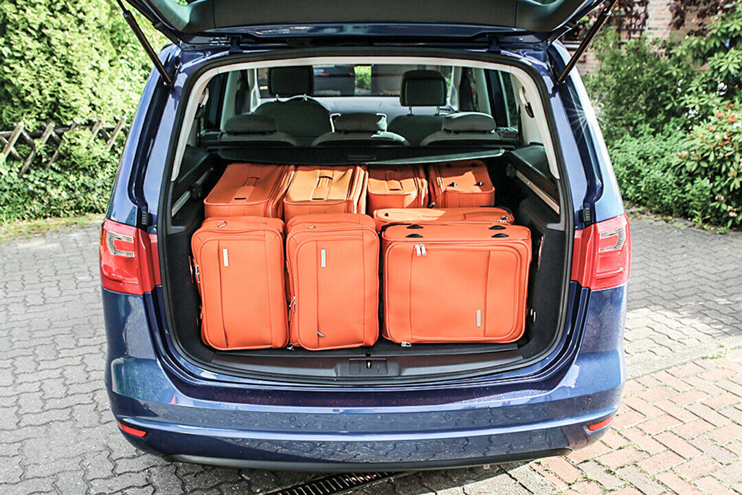 Schweres Reisegep&auml;ck wird immer ganz unten im Kofferraum verstaut...