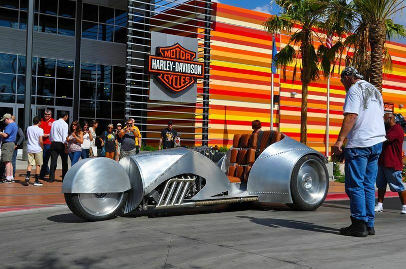 Form und Nieten sind an den Fl&uuml;gel eines alten Bombardier-Flugzeuges angelehnt